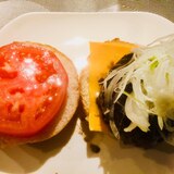 厚切りトマトのハンバーガー